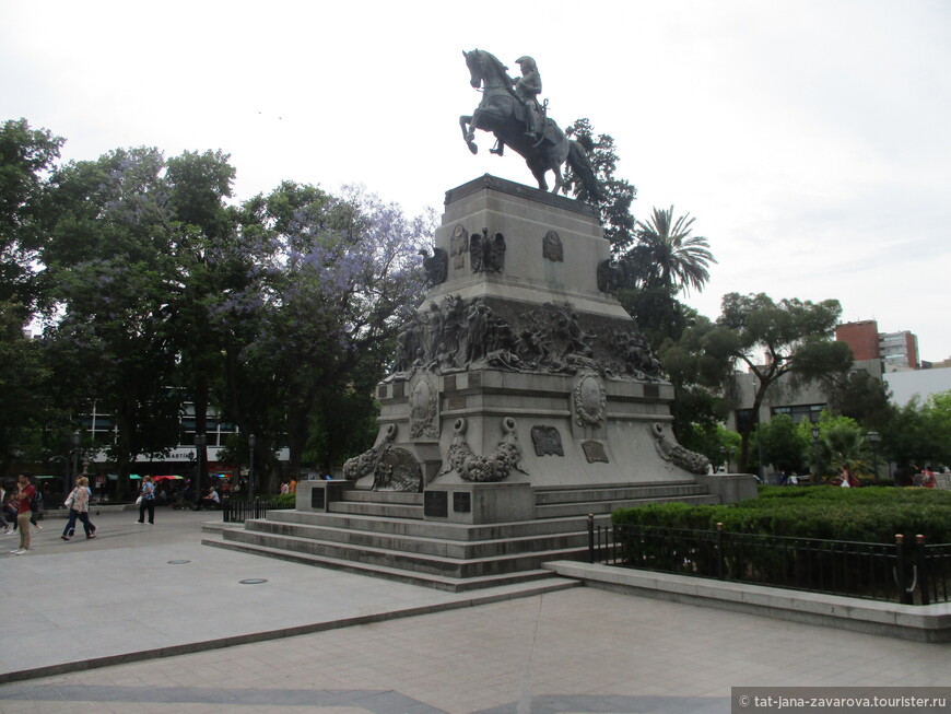 Памятник Хосе́ Франси́ско де Сан-Марти́ну