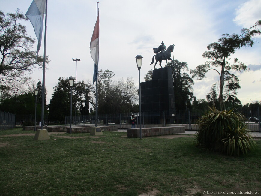 Памятник Хуану Батисте Бустосу