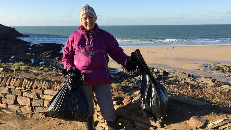 70-летняя пенсионерка за год очистила от мусора 52 пляжа: фото о том, как прошел челлендж