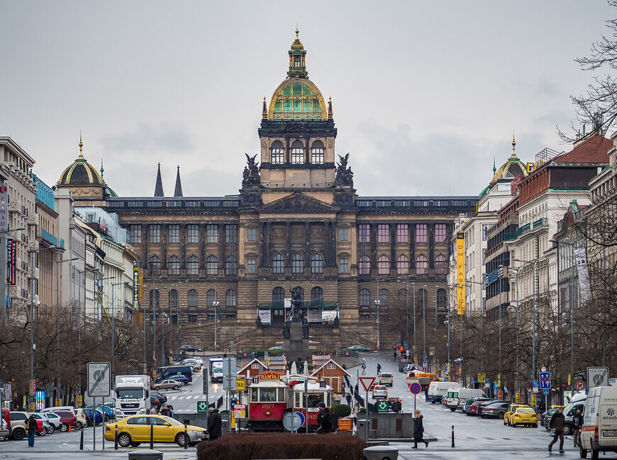 Национальный музей и кафе «Трамвай» на Вацлавской площади