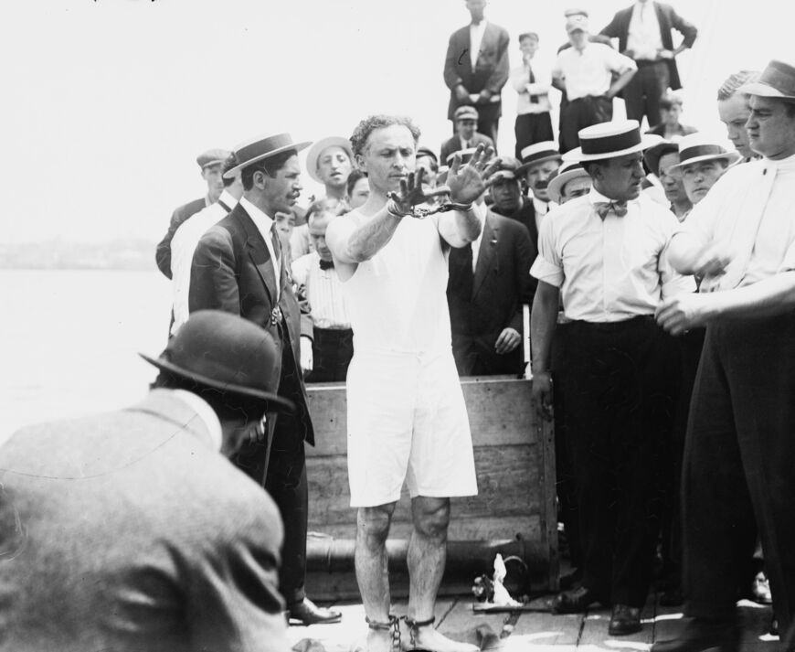 Гудини готовится к спасению за бортом,1912 г.
