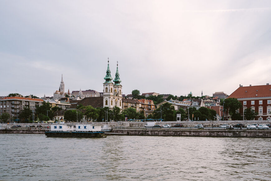 Вид на церковь Святой Анны со стороны Дуная