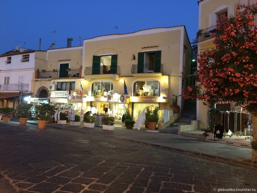 Типичная улочка в средиземноморском курортном городе