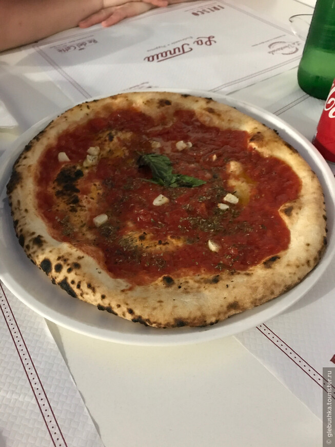 Лучшая в мире пицца- в Италии. Лучшая пицца в Италии- в Неаполе, родине пиццы. Лучшая пицца из всех видов пицц- маргарита. Мы едим самую лучшую пиццу в мире!