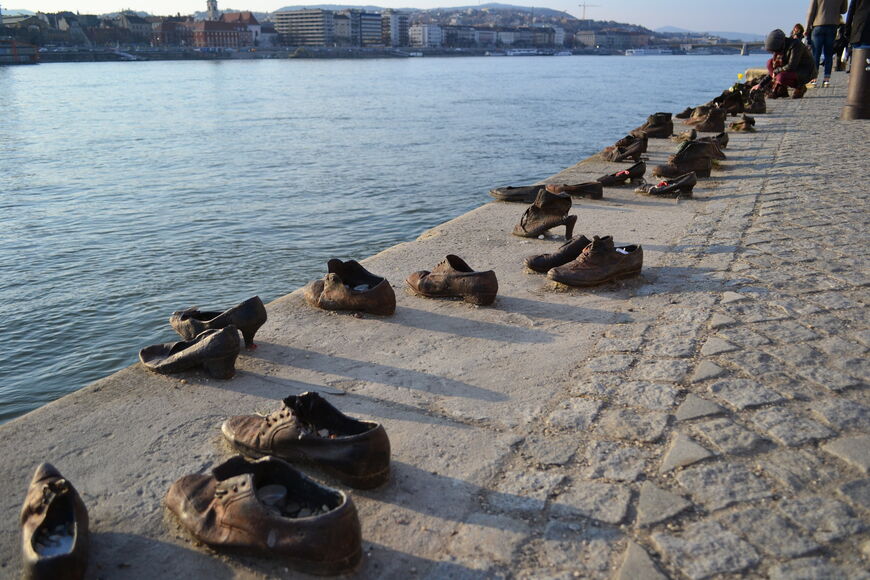 На набережной Дуная стоит 60 пар чугунных туфель