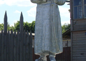 Памятник стрельцам - строителям острога, который повелел построить Иван Грозный в день Козьмы и Дамиана. Потому город и назвали Козьмодемьянском. Построен он был как боевой лагерь после подавления третьего черемисского восстания в 1583 году.
