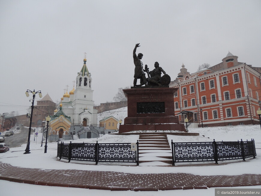 Памятник героям-освободителям Кузьме Минину и князю Дмитрию Пожарскому на площади Народного Единства. 