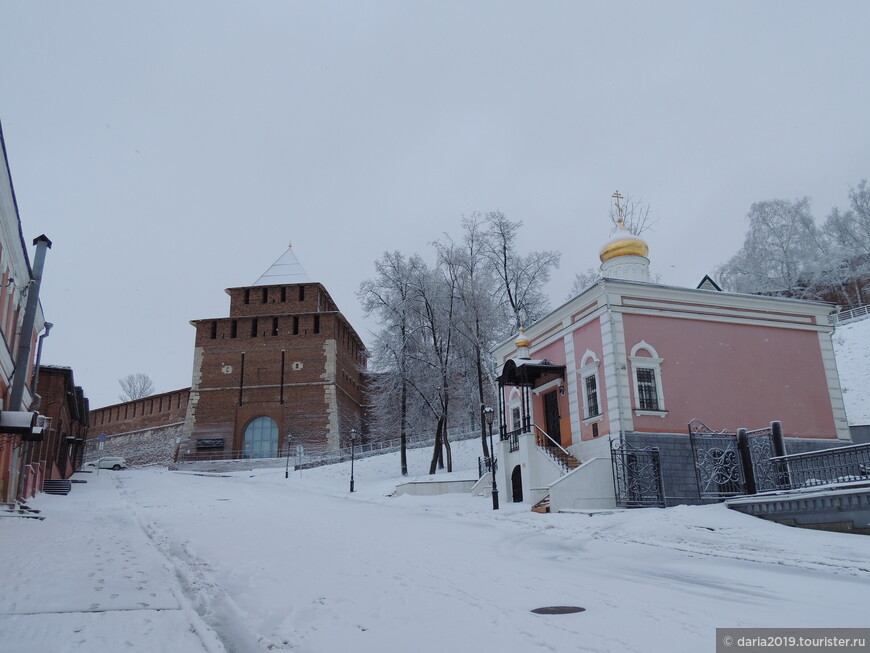 Часовня Спаса Преображения (19 век) при кафедральном соборе и Ивановская башня. 