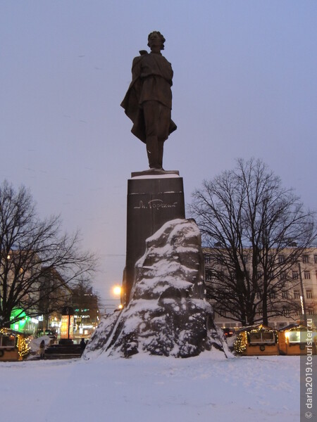 Памятник Максиму Горькому на одноимённой площади. 