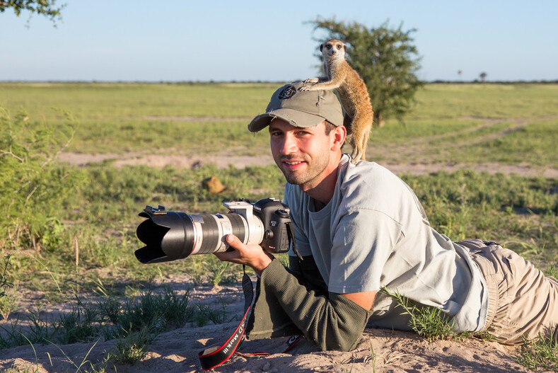 Как фотограф подружился с сурикатами в саванне: забавные фото о животных, которые могут быть не такими уж и дикими