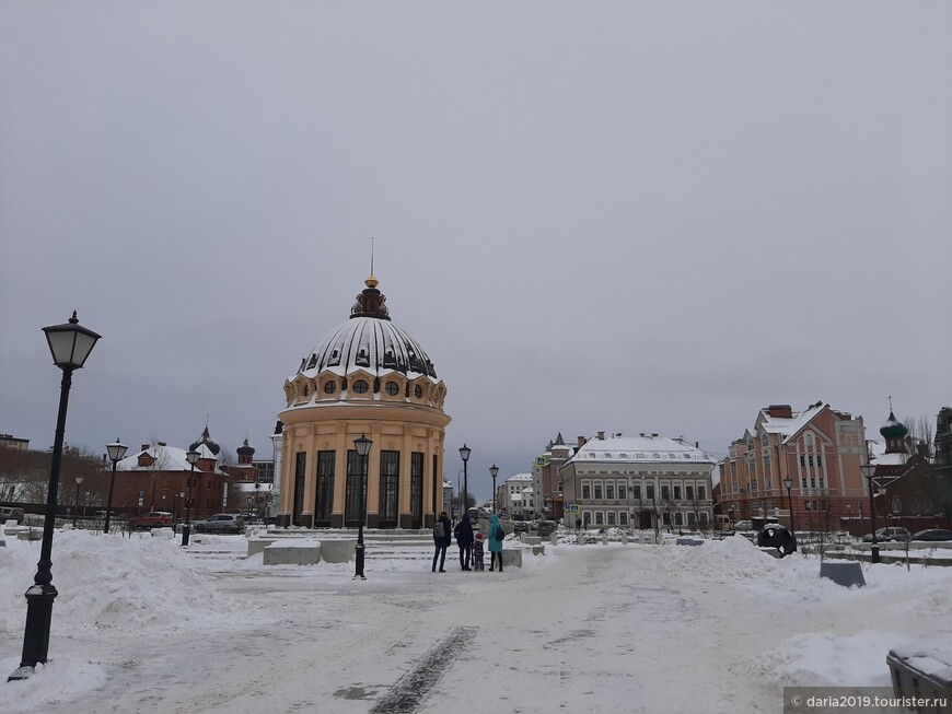 Ротонда на улице Петербургской. Вам напоминает что-нибудь эта ротонда? Да, это купол Казанского собора в Санкт-Петербурге. 