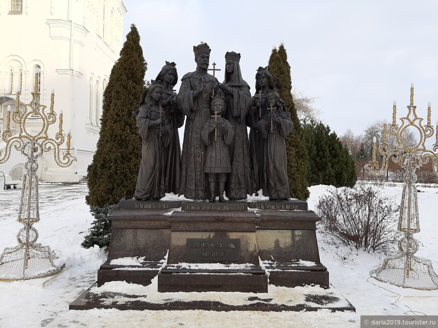 Памятник святой царской семье, павшей мученической смертью.