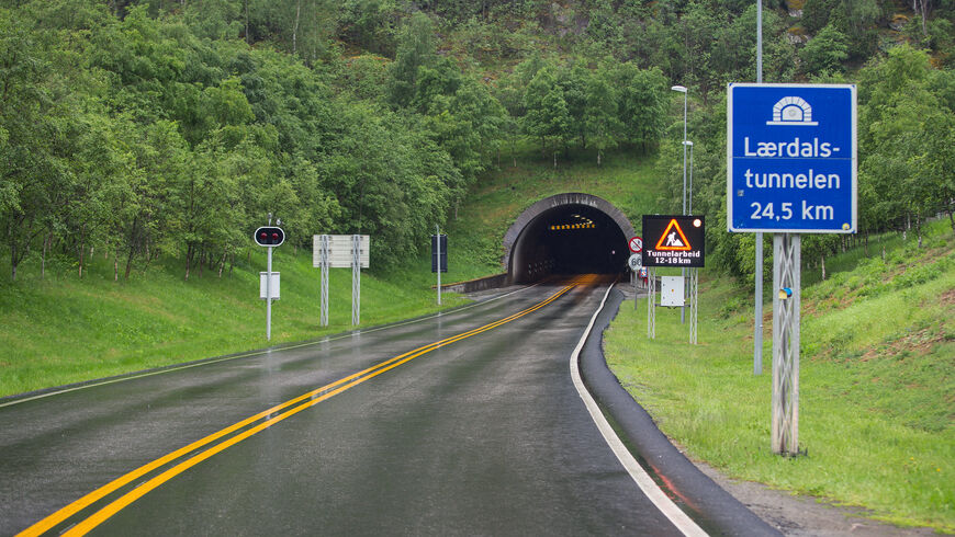 Лердальский тоннель сделан в скале высотой 1600 метров