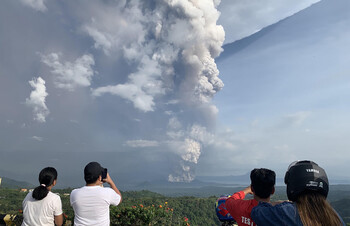 На Филиппинах жителей столицы эвакуировали из-за извержения вулкана 