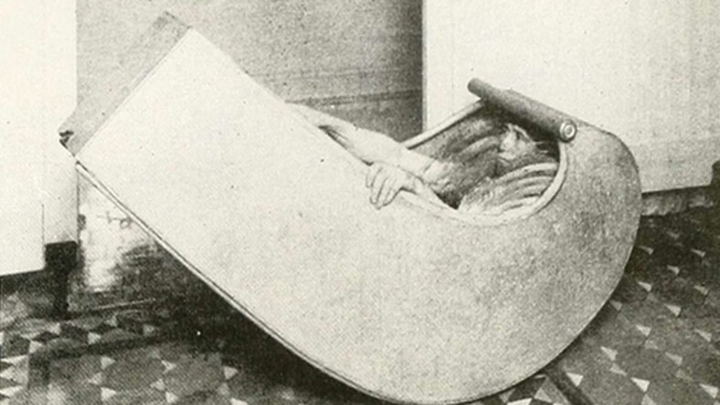 Алтарь со скелетом и надувной пуш-ап: ТОП-8 самых странных изобретений Викторианской эпохи