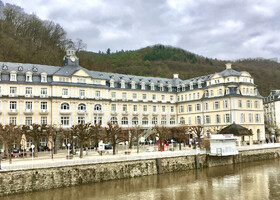 Роскошный Grand Hotel Häckers  является местом поистине историческим. Здесь останавливались царь Александр II, композиторы Рихард Вагнер и Жак Оффенбах, великий Достоевский и гениальный Гете.