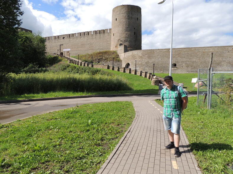 Андрей возле Ивангородской крепости. На фоне - Длинношеяя башня. 