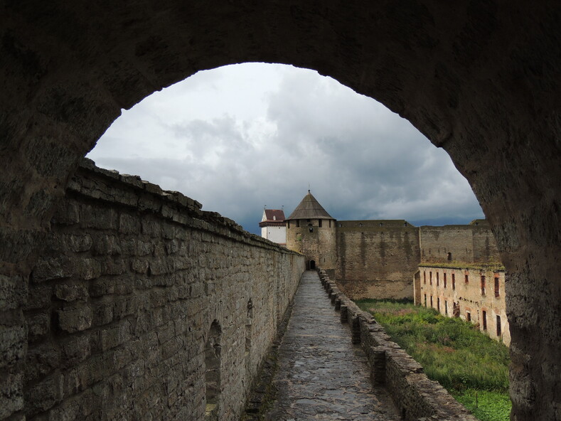 Прогулка по стене крепости. 