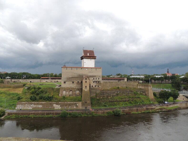 Нарвский замок 14 века.
