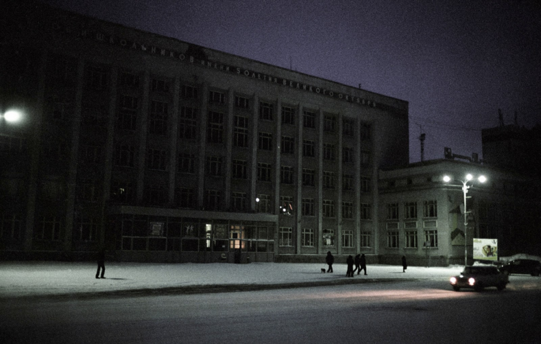 Серый вымирающий город за полярным кругом: фото иностранца, прославившего на весь мир российскую глубинку