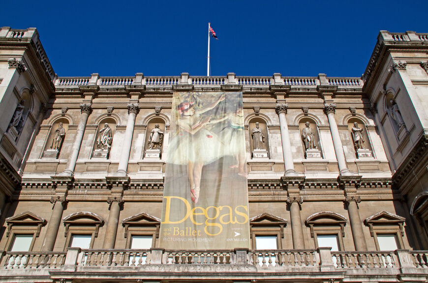 Анонс выставки Дега - о самых важных выставках всегда можно узнать на фасаде Берлингтон-Хаус