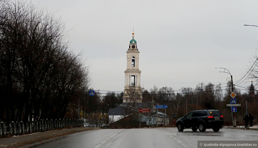Вид на колокольню Воскресенского собора с площади Революции