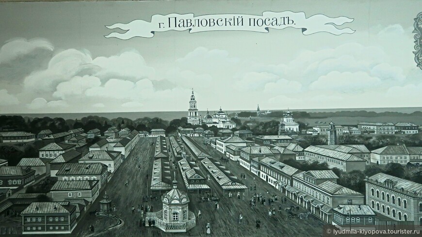 Дореволюционная гравюра с изображением торговых   рядов на главной площади города, ныне площади Революции; в перспективе – колокольня Воскресенского собора