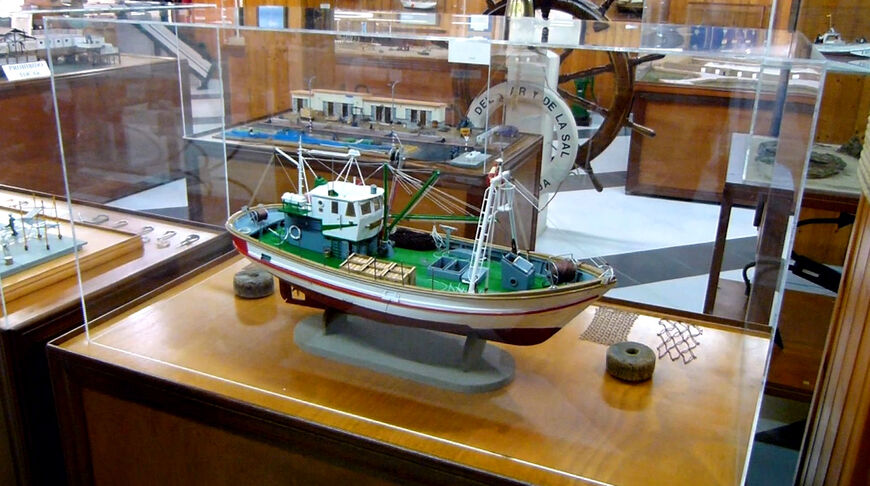 В музее множество моделей кораблей, от крупных до маленьких судов