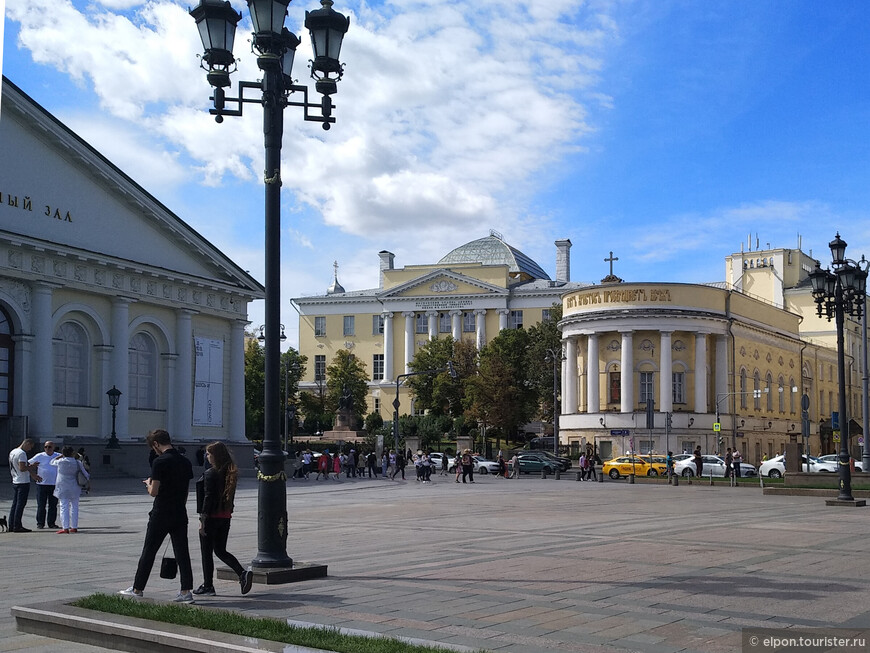 Здание университета на Моховой улице. Архитектор Казаков. Перестроено после пожара 1812 г. архитектором Д.И. Жилярди, справа - домовой храм мученицы Татияны. 