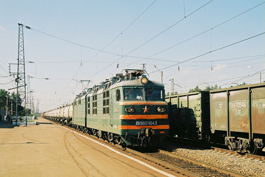 Электровоз ВЛ80Р-1643 на станции в Ангарске