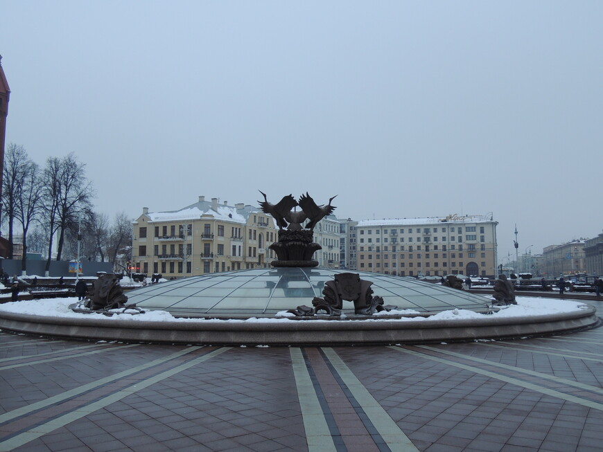 Скульптура Три аиста, площадь Независимости в Минске.