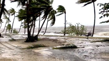 На Фиджи обрушился мощный циклон: туристов эвакуировали 