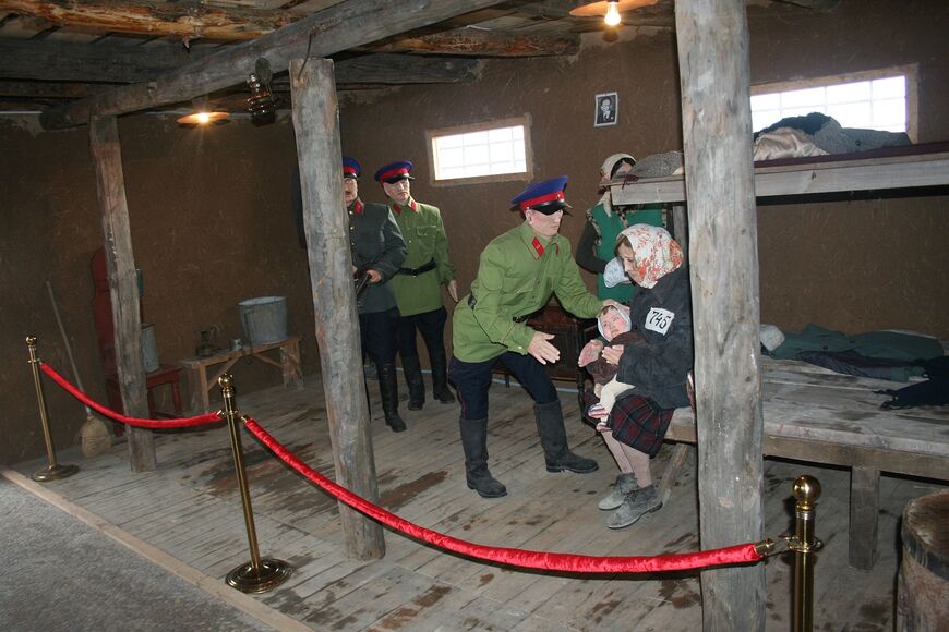 НКВД отбирает детей у матери - реконструкция в музее