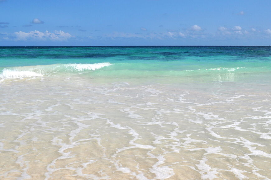 Мелкий белый песок и лазурная вода Карибского моря