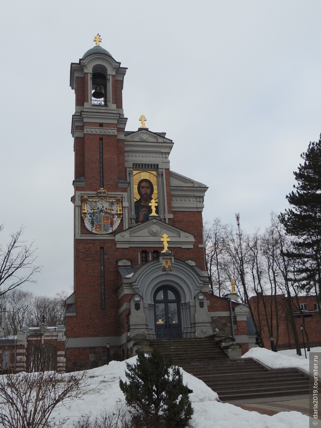 Церковь-усыпальница с колокольней рода Святополк-Мирских.