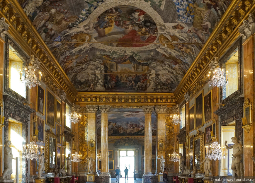 Дворец Колонна (итал. Palazzo Colonna) 
