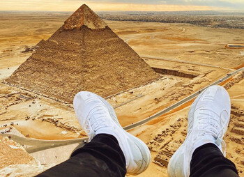 Турист забрался на египетскую пирамиду и угодил в тюрьму (видео) 