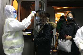 Жертвами нового коронавируса в Китае стали 17 человек, выезд из Уханя закрыт