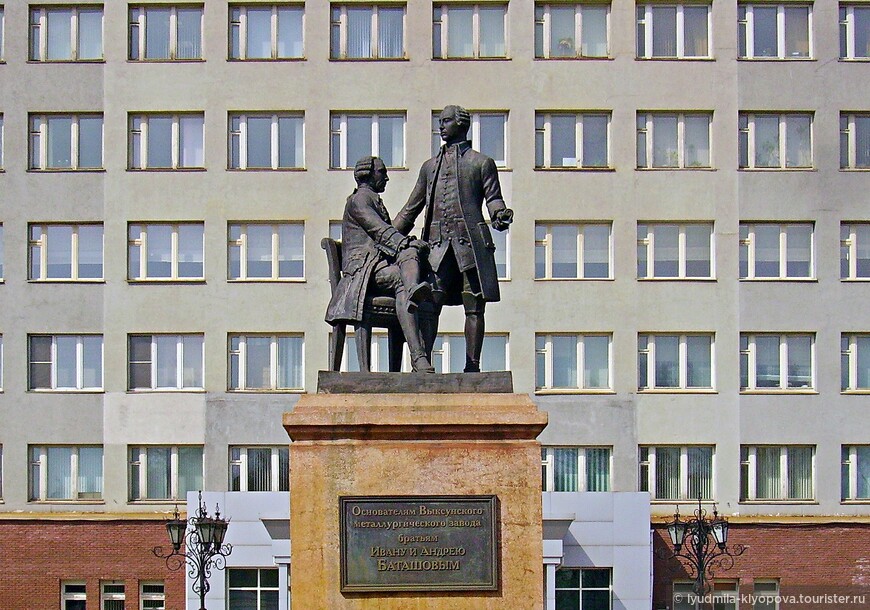 Памятник братьям Баташёвым в Выксе. Фото из Интернета