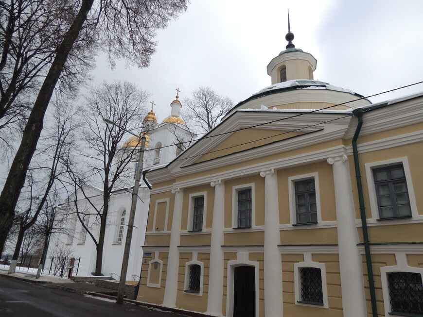 На фотографии  мы видим частично - Богоявленский собор и здание бывшего братского корпуса, где сейчас находятся музеи. 