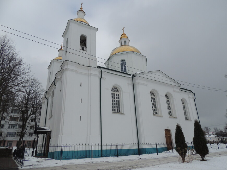 Боковая сторона здания Богоявленского собора.