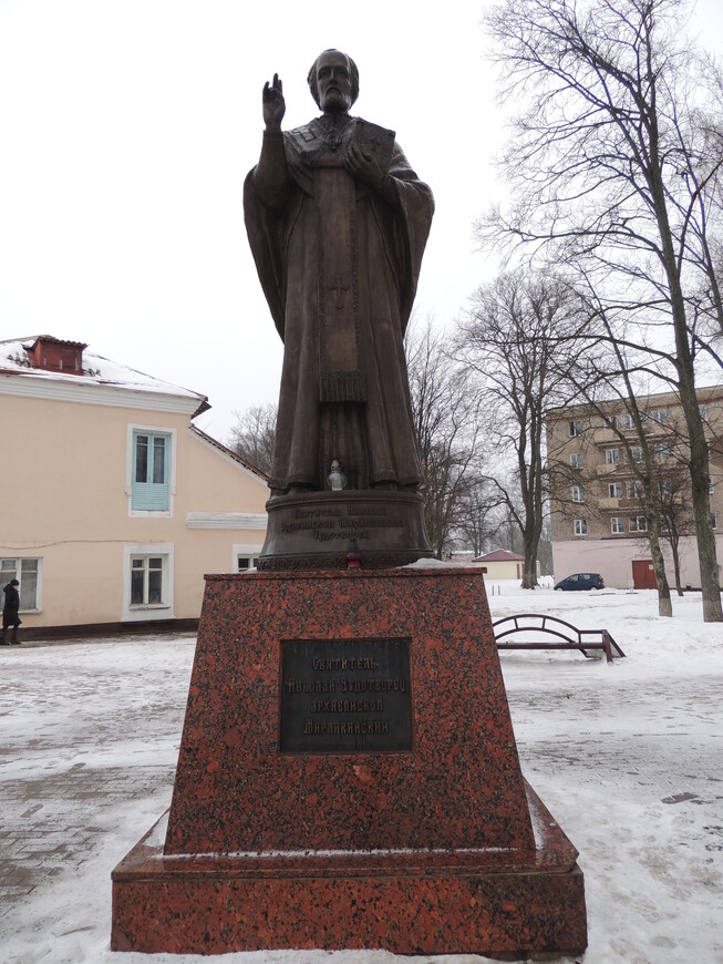 Памятник в Полоцке великому святому - Николаю Чудотворцу. 