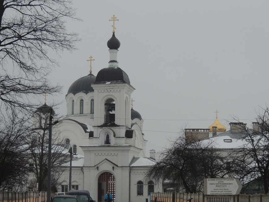Надвратная колокольня Спасо-Ефросиниевского монастыря. 