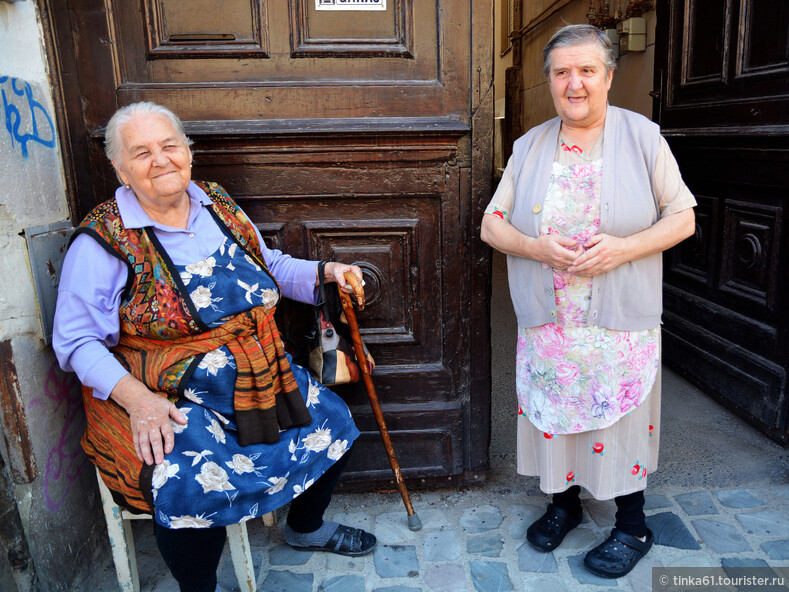 Колоритные бабушки в Брашове, Румыния.