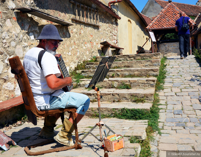 Музыкант в крепости Рышнов, Румыния.