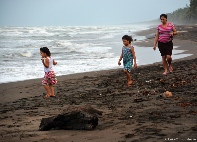 Тортугеро. Семья местных на пляже.