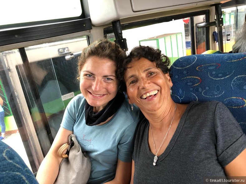 С этими дамами я познакомилась в автобусе по пути из Сан-Хосе в Тортугеро. Чилийка и немка познакомились в хостеле и решили дальше путешествовать по Коста-Рике вместе.