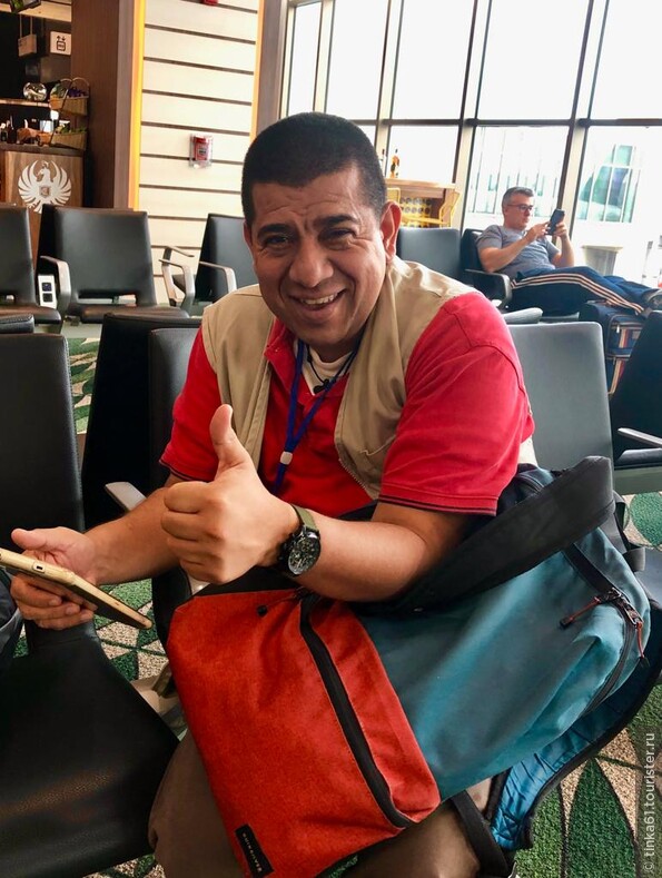 Веселый служащий в аэропорту Сан-Хосе, Коста-Рика.