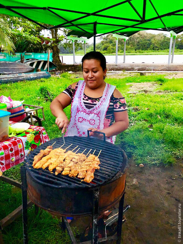Уличная торговка в Тортугеро, Коста-Рика. Шашлычками из курицы я там частенько подкреплялась, люблю уличную еду.
