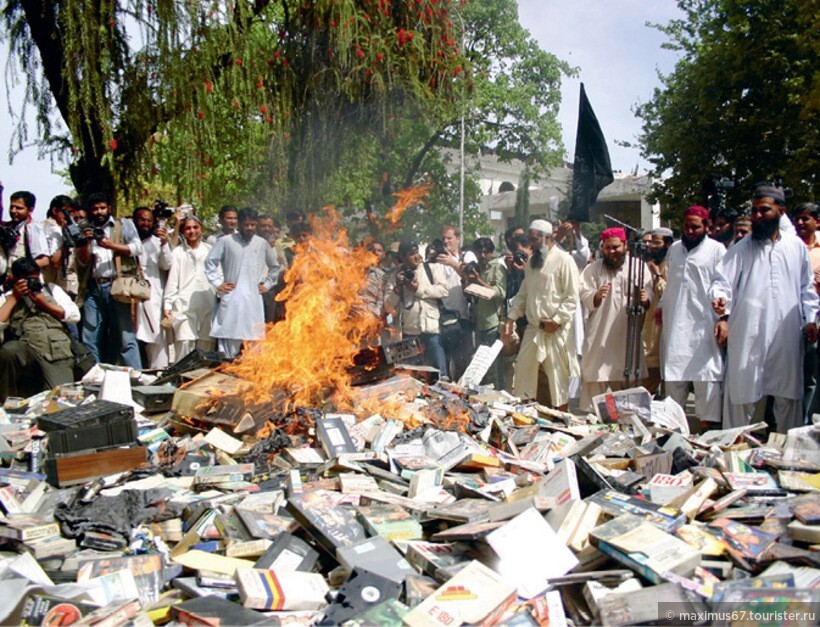Сжигают мусульман. Мусульманская демонстрация. Сожгли мечеть. Индия сожжение мусульман.